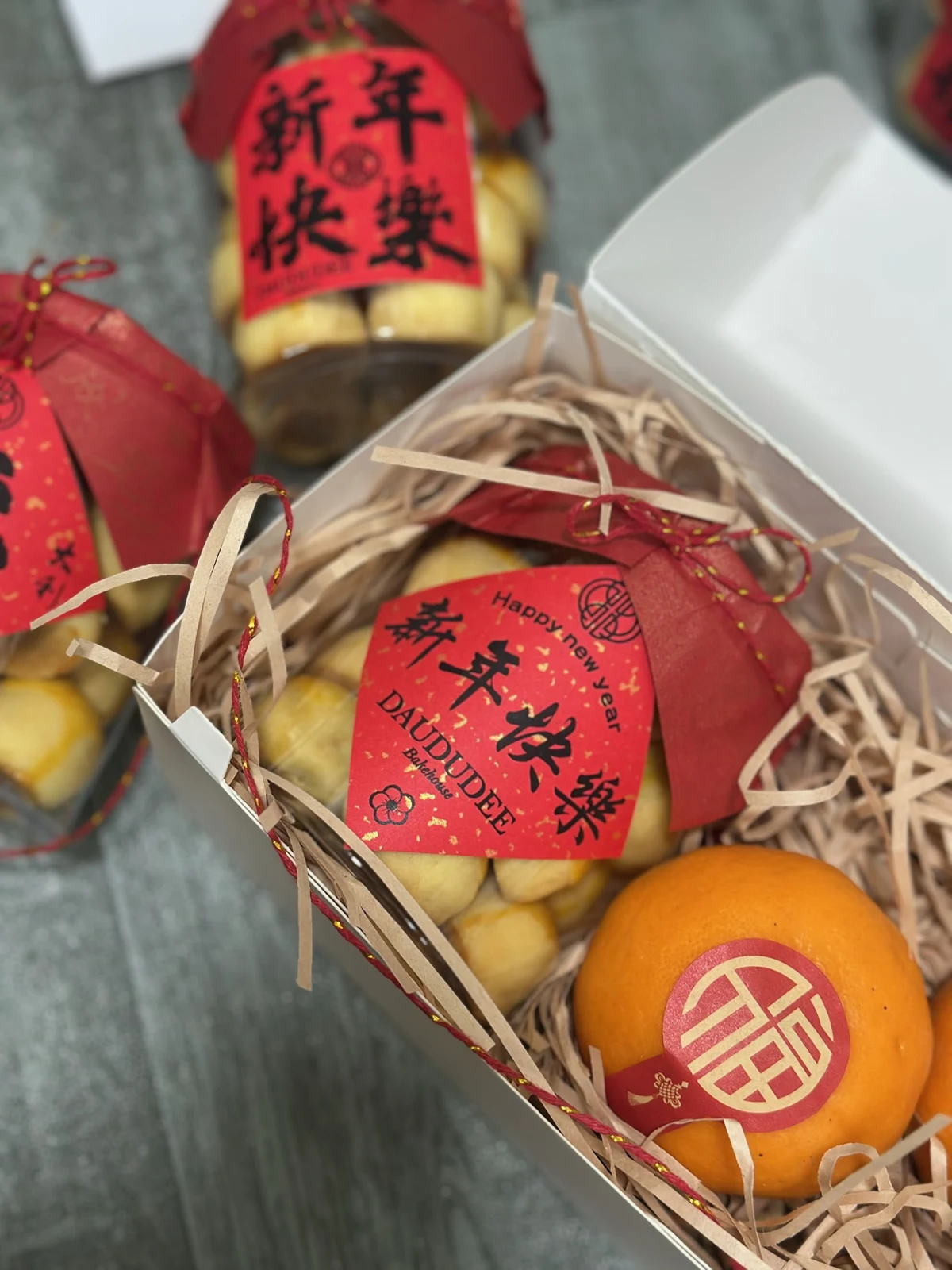 Festive pineapple tart and mandarin gift detail