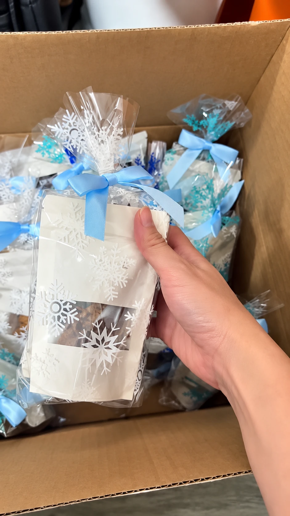 Blue snowflake party favours with ribbon and cookies
