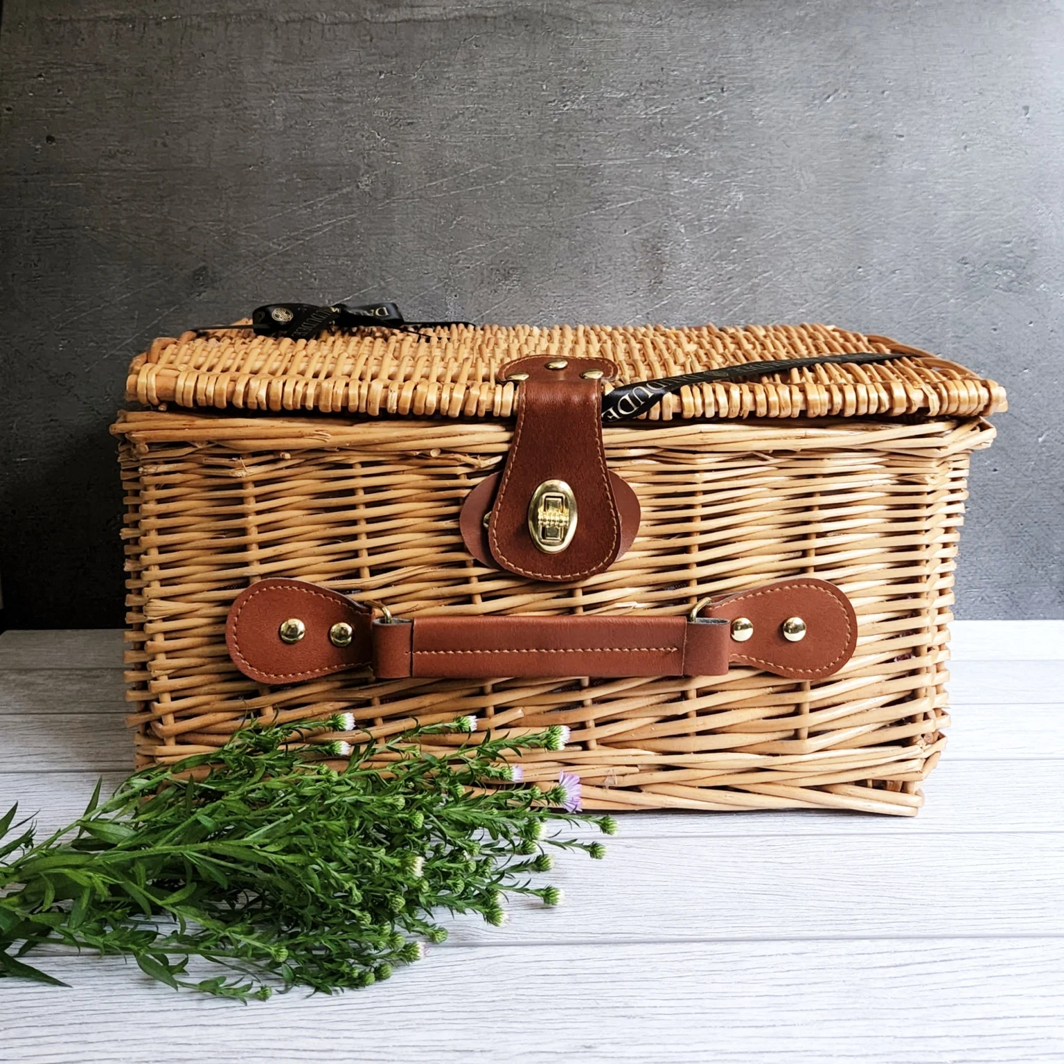 Wicker picnic basket with leather handle